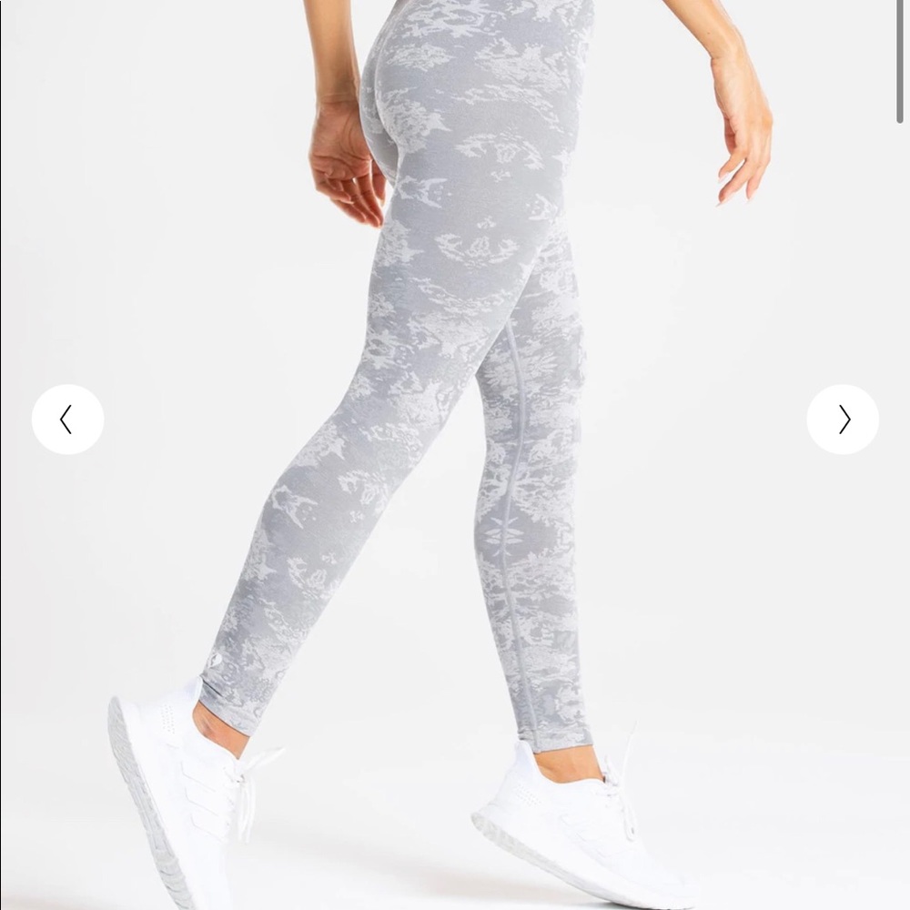 Women’s Best camo leggings size Medium.
